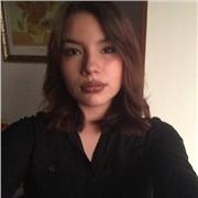 Joven emprendedora que imparte clases de artística